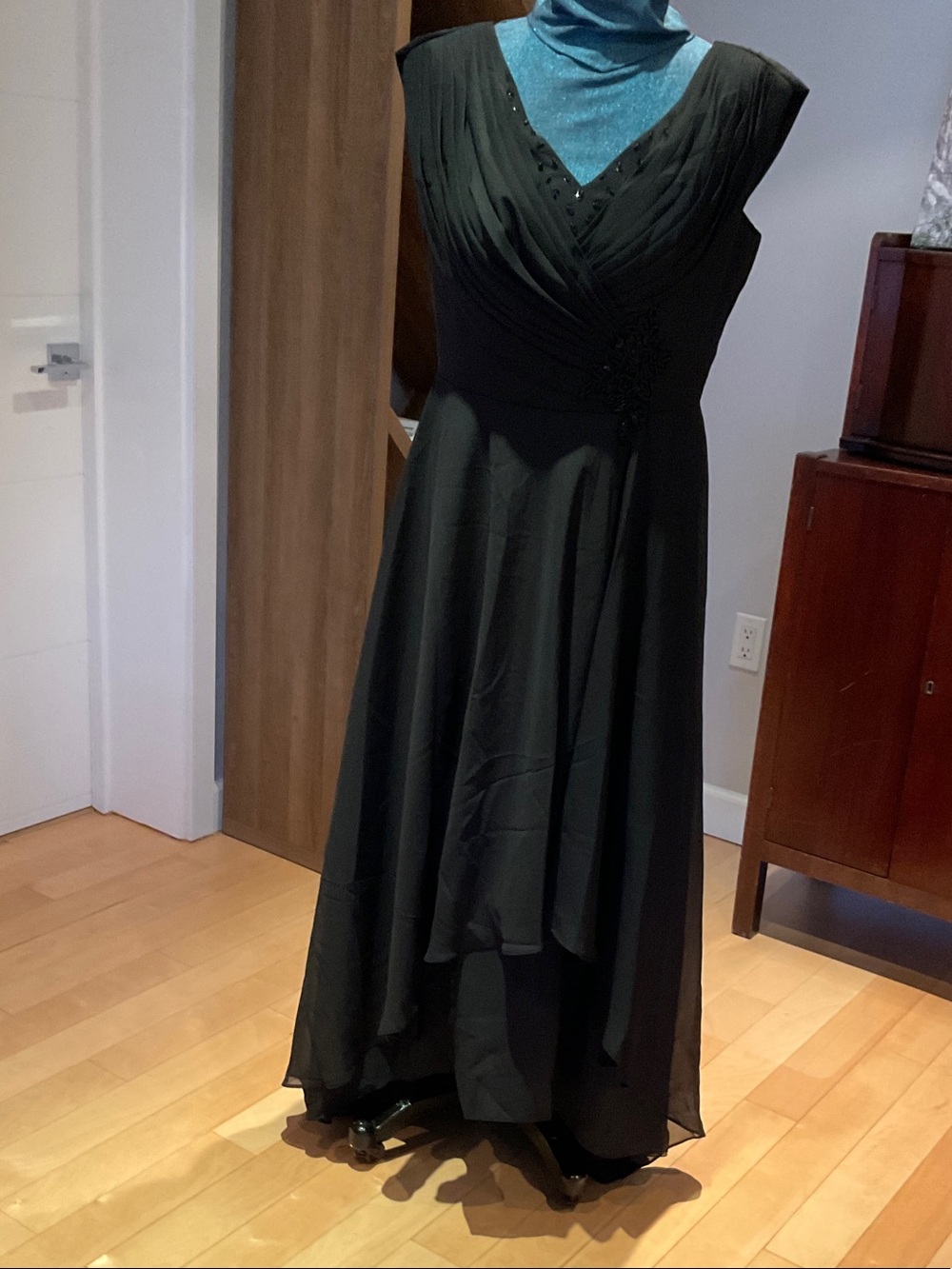 Elegant Black Sleeveless Evening Dress